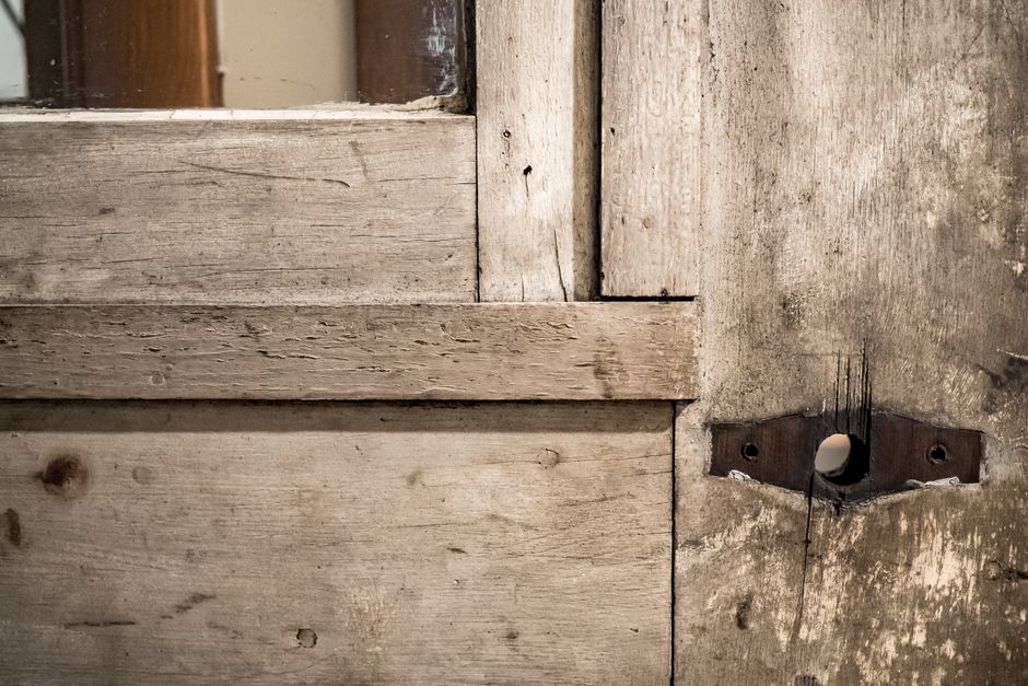 Detail kování a těsnění plastového okna